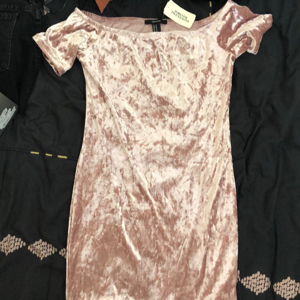 Off the shoulder pink velvet bodycon dress